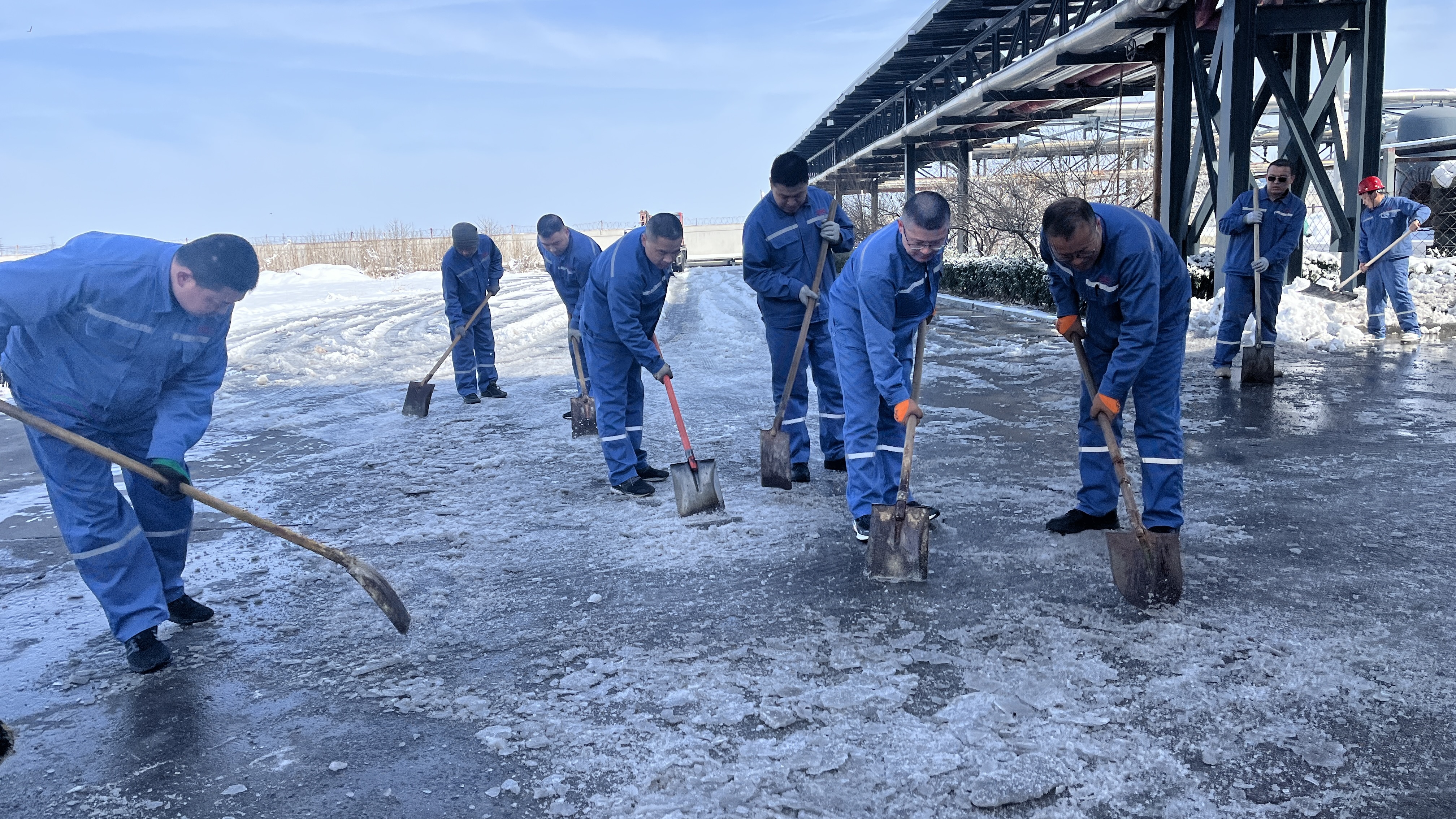 2025年3月2日迎戰(zhàn)暴雪天氣全員上陣掃雪除冰